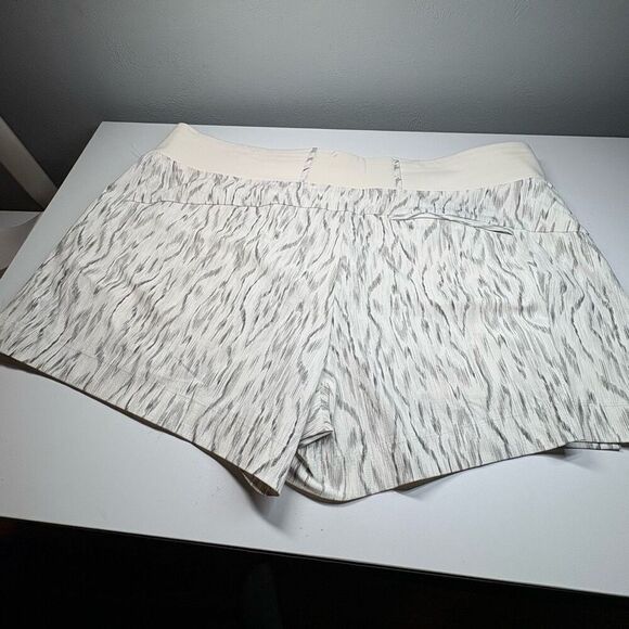 Athleta size 22 Trekkie North short Texture Magnolia Grey/White - Picture 3 of 8